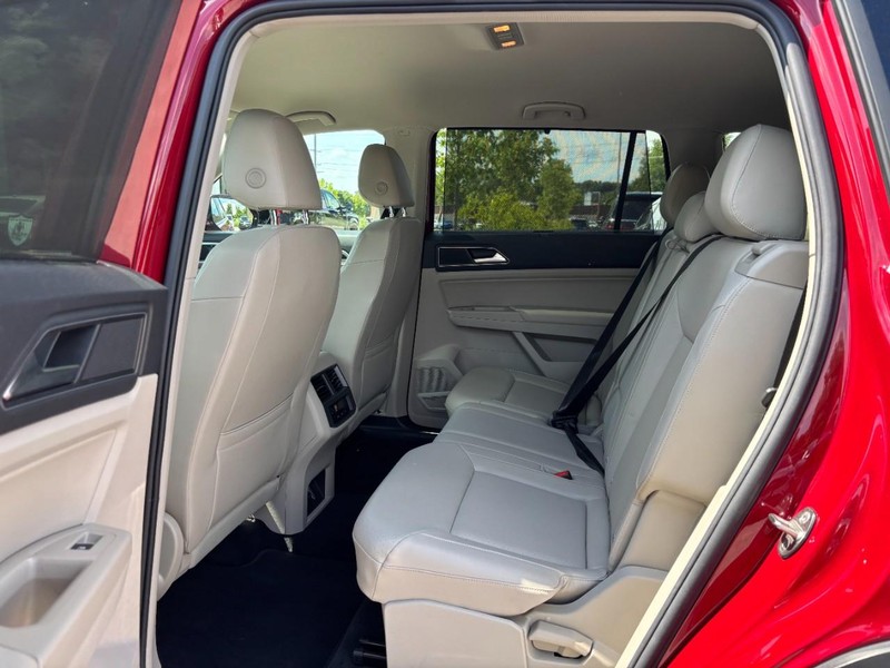 Volkswagen Atlas Vehicle Full-screen Gallery Image 13