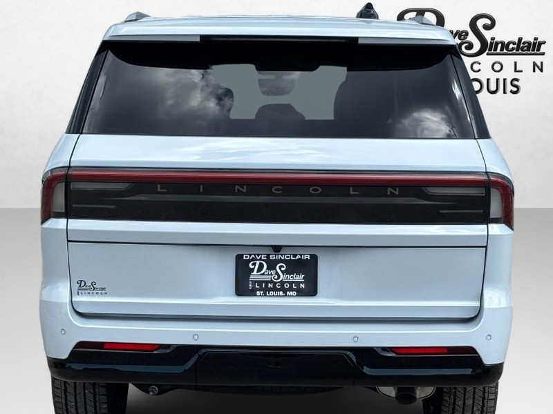 Lincoln Navigator Vehicle Full-screen Gallery Image 04