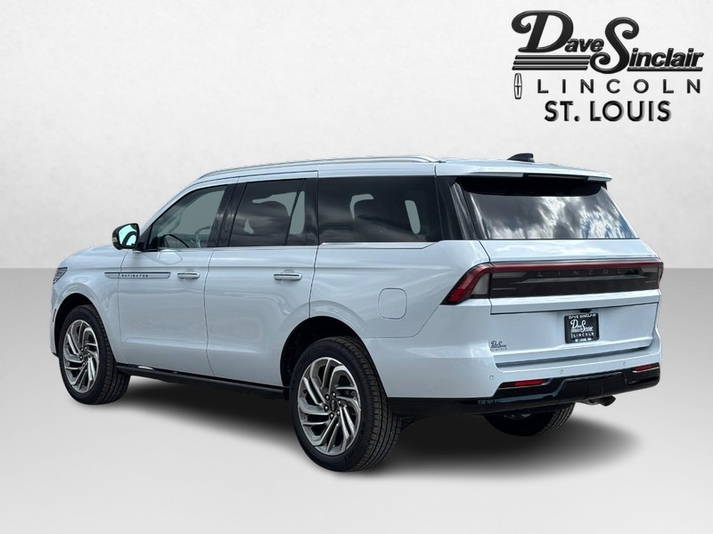 Lincoln Navigator Vehicle Full-screen Gallery Image 05