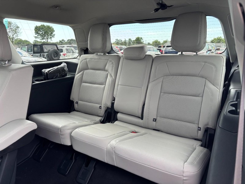 Lincoln Navigator Vehicle Full-screen Gallery Image 09
