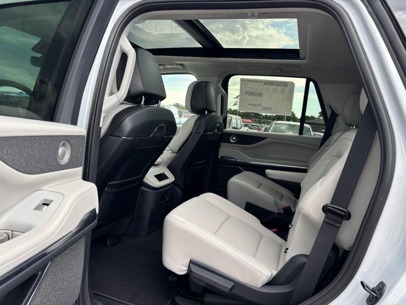 Lincoln Navigator Vehicle Full-screen Gallery Image 10