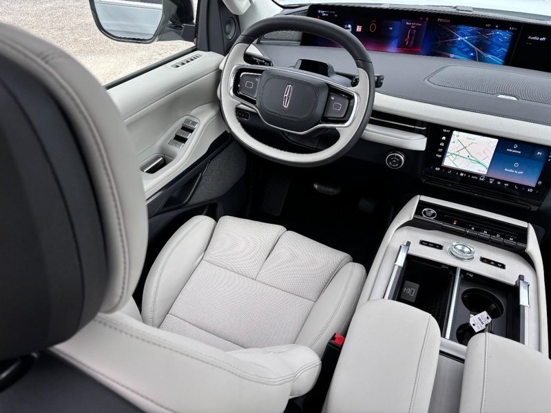 Lincoln Navigator Vehicle Full-screen Gallery Image 11