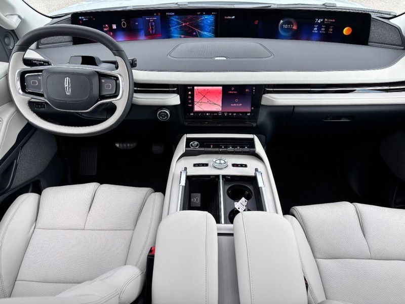 Lincoln Navigator Vehicle Full-screen Gallery Image 12