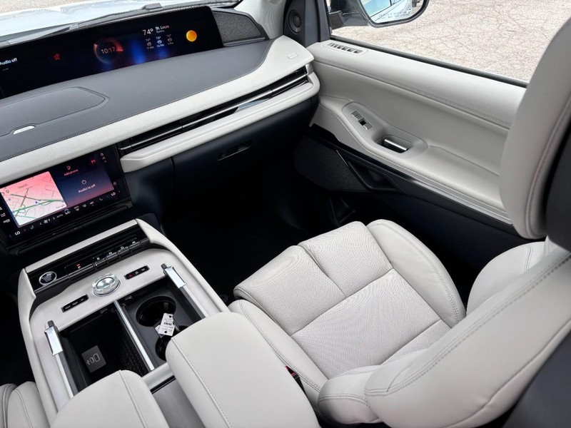 Lincoln Navigator Vehicle Full-screen Gallery Image 13