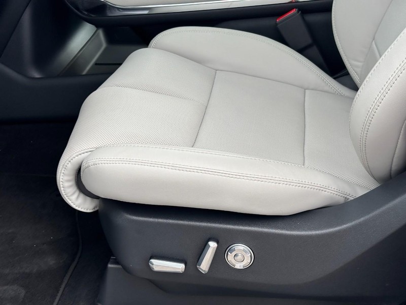 Lincoln Navigator Vehicle Full-screen Gallery Image 14