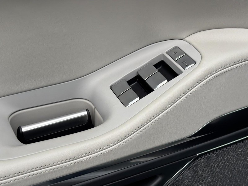 Lincoln Navigator Vehicle Full-screen Gallery Image 15