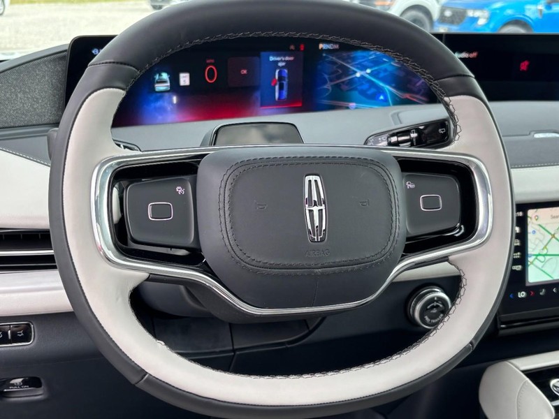 Lincoln Navigator Vehicle Full-screen Gallery Image 16