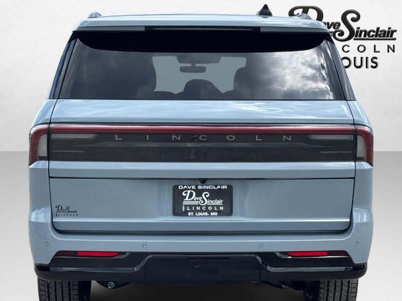 Lincoln Navigator L Vehicle Full-screen Gallery Image 04