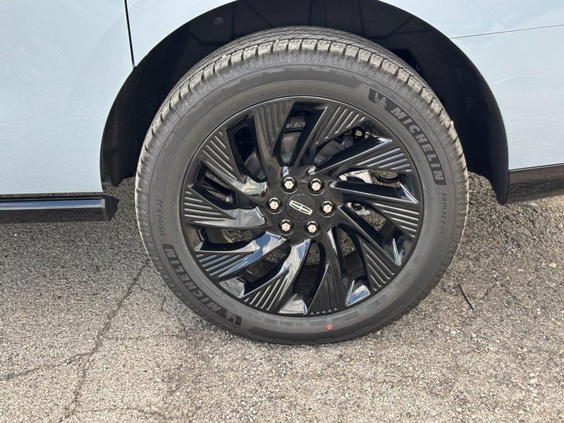 Lincoln Navigator L Vehicle Full-screen Gallery Image 10