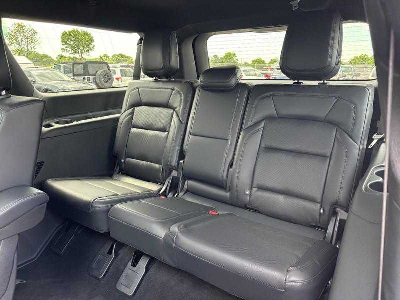 Lincoln Navigator L Vehicle Full-screen Gallery Image 11