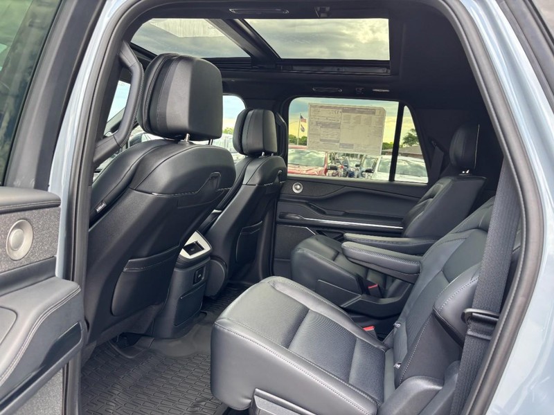 Lincoln Navigator L Vehicle Full-screen Gallery Image 12