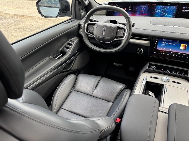 Lincoln Navigator L Vehicle Full-screen Gallery Image 13