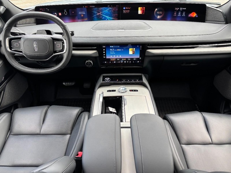 Lincoln Navigator L Vehicle Full-screen Gallery Image 14