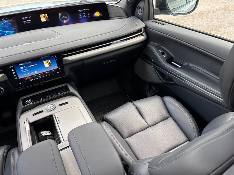 Lincoln Navigator L Vehicle Full-screen Gallery Image 15