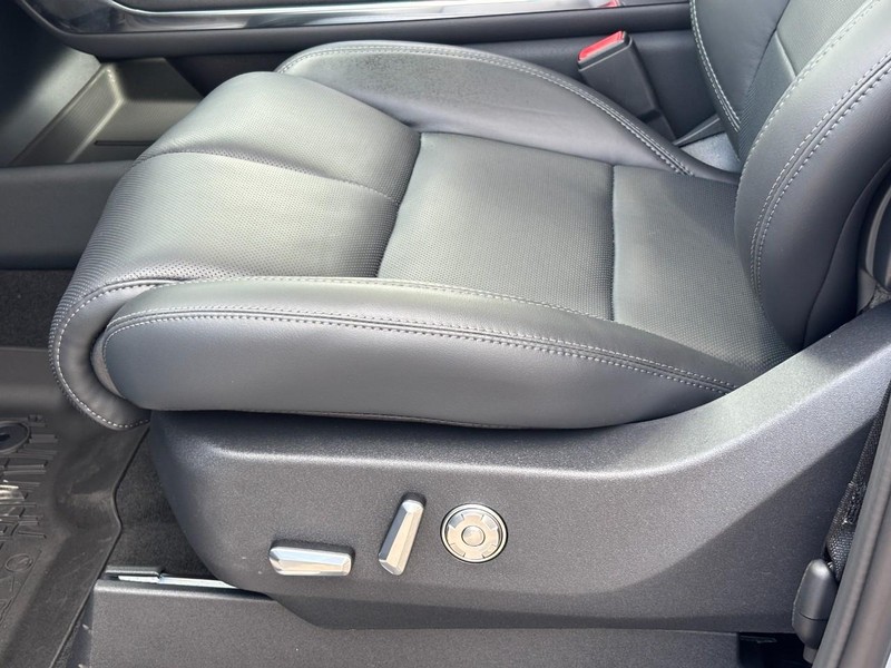 Lincoln Navigator L Vehicle Full-screen Gallery Image 16