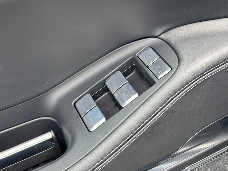 Lincoln Navigator L Vehicle Full-screen Gallery Image 17