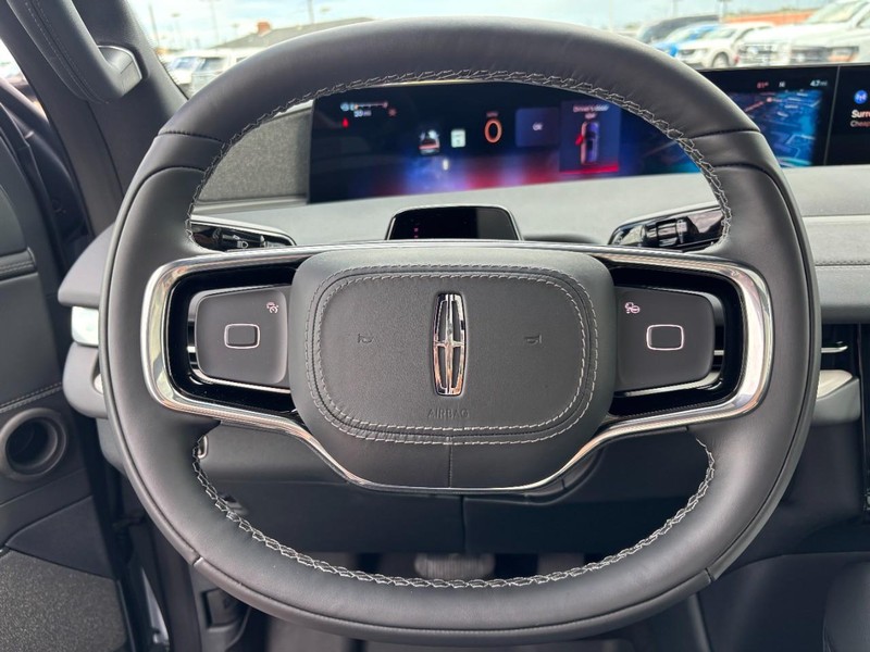 Lincoln Navigator L Vehicle Full-screen Gallery Image 19