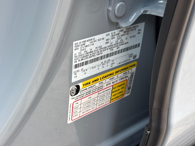 Lincoln Navigator L Vehicle Full-screen Gallery Image 24