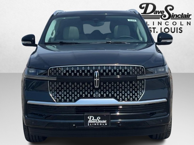 Lincoln Navigator Vehicle Full-screen Gallery Image 02