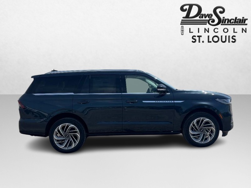 Lincoln Navigator Vehicle Full-screen Gallery Image 04