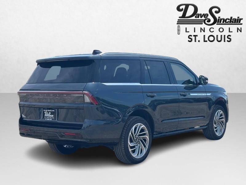 Lincoln Navigator Vehicle Full-screen Gallery Image 05