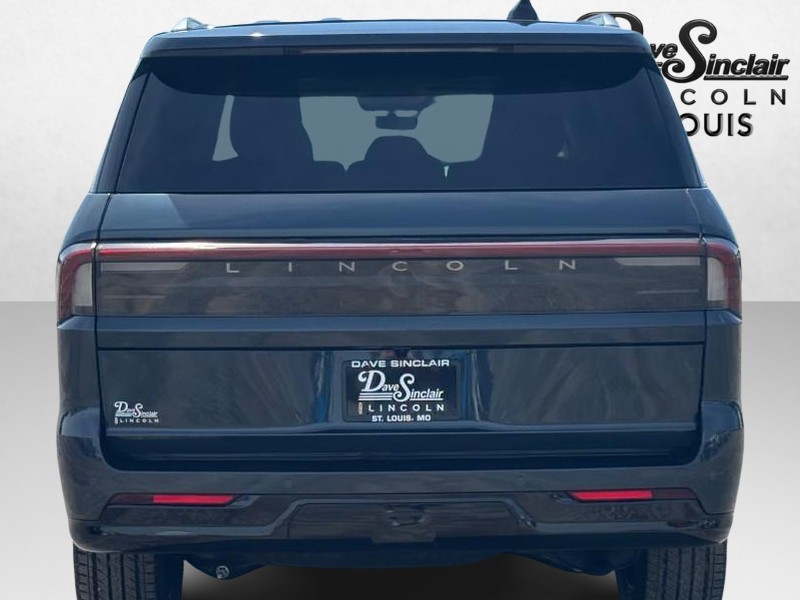 Lincoln Navigator Vehicle Full-screen Gallery Image 06