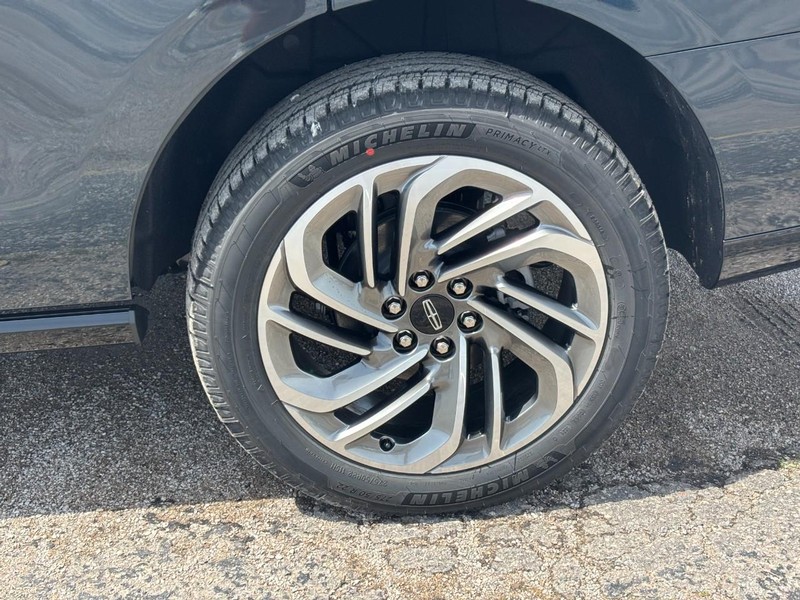 Lincoln Navigator Vehicle Full-screen Gallery Image 10