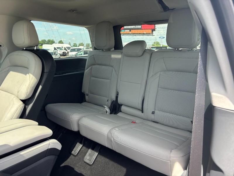 Lincoln Navigator Vehicle Full-screen Gallery Image 11