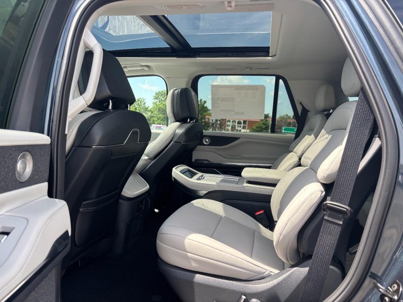 Lincoln Navigator Vehicle Full-screen Gallery Image 12