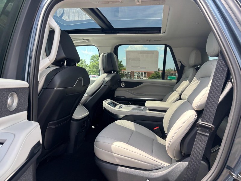 Lincoln Navigator Vehicle Full-screen Gallery Image 13