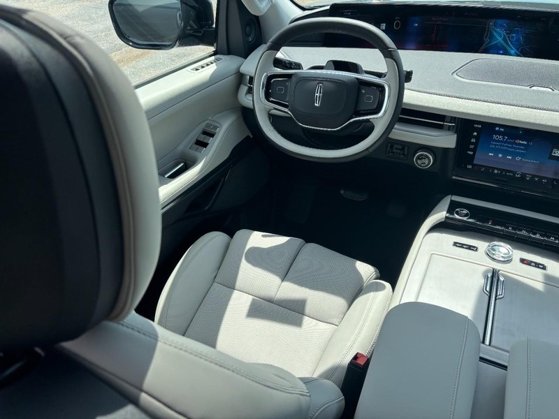 Lincoln Navigator Vehicle Full-screen Gallery Image 14