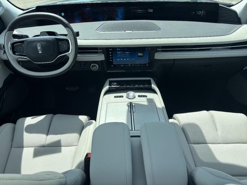 Lincoln Navigator Vehicle Full-screen Gallery Image 15
