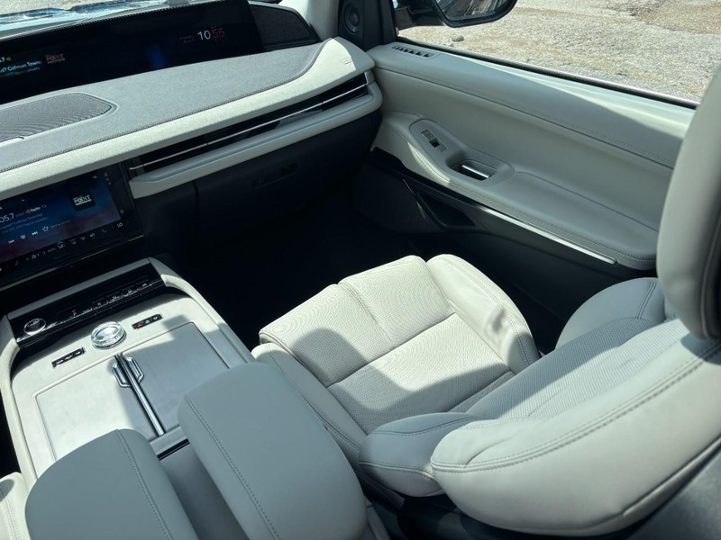 Lincoln Navigator Vehicle Full-screen Gallery Image 16