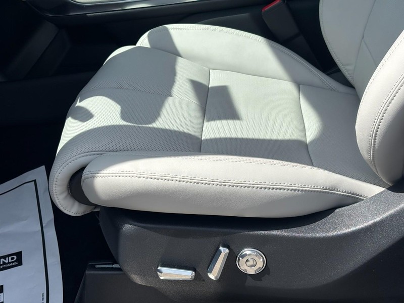 Lincoln Navigator Vehicle Full-screen Gallery Image 17