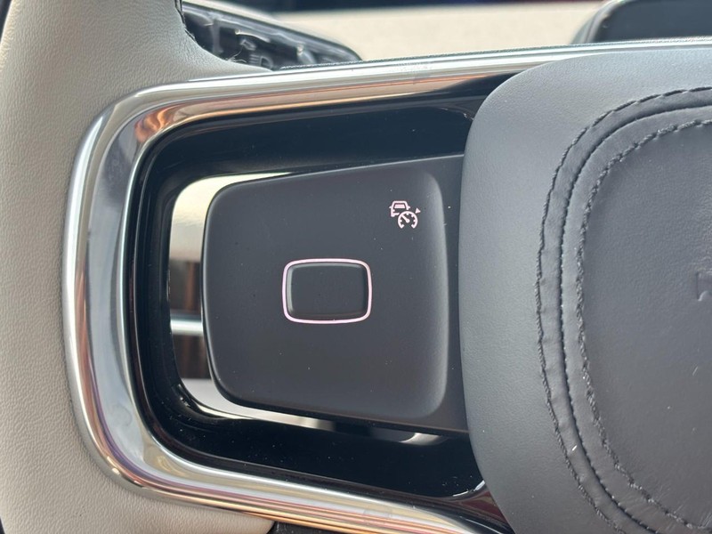 Lincoln Navigator Vehicle Full-screen Gallery Image 18