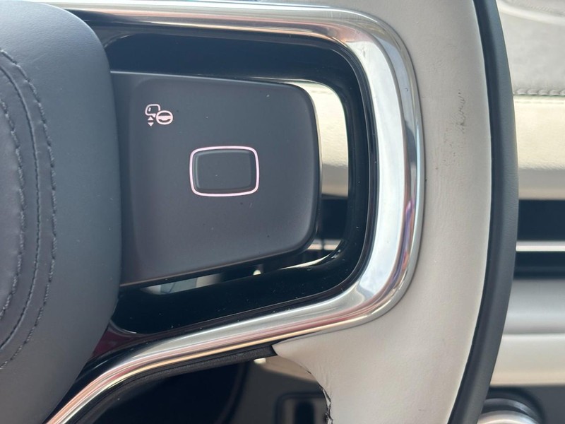 Lincoln Navigator Vehicle Full-screen Gallery Image 19