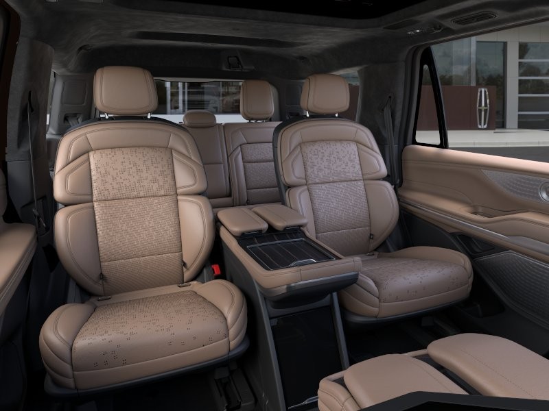 Lincoln Navigator Vehicle Full-screen Gallery Image 12