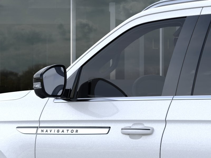 Lincoln Navigator Vehicle Full-screen Gallery Image 21