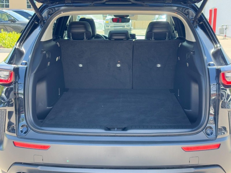 Mazda CX-50 Vehicle Full-screen Gallery Image 10