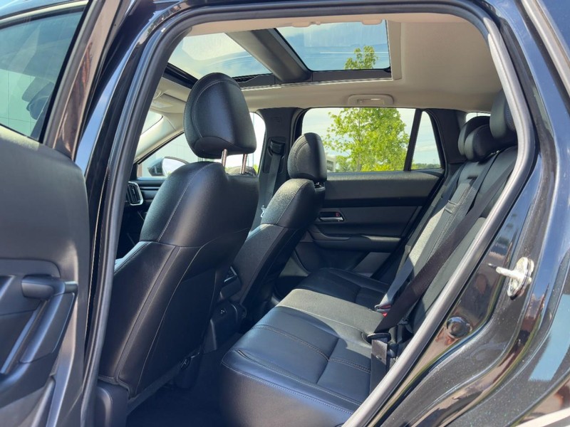 Mazda CX-50 Vehicle Full-screen Gallery Image 12
