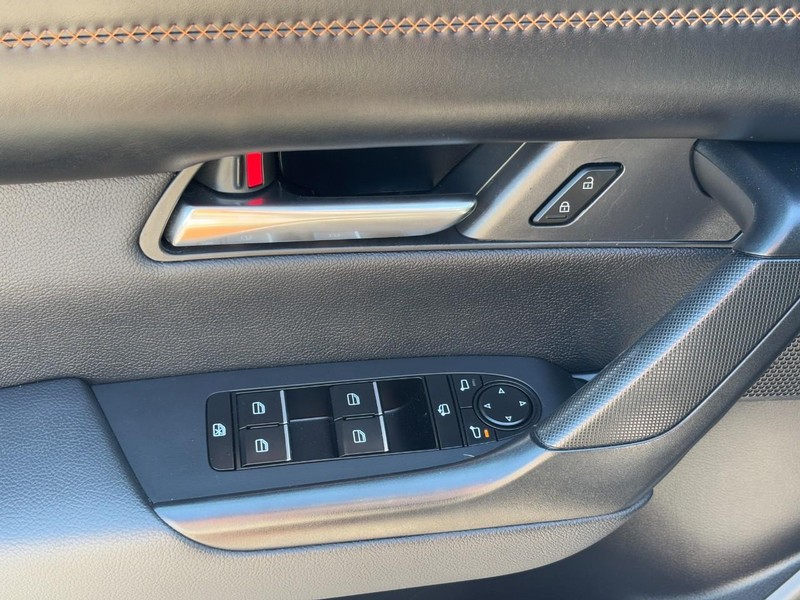 Mazda CX-50 Vehicle Full-screen Gallery Image 17