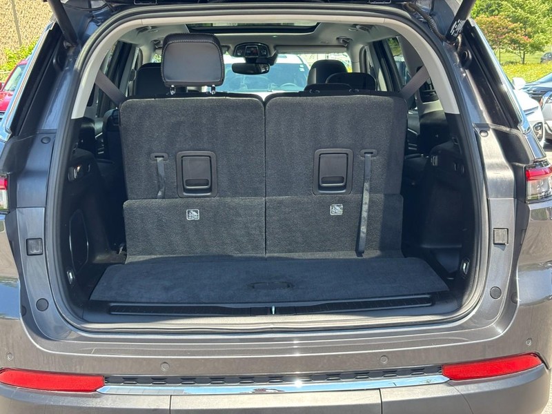 Jeep Grand Cherokee L Vehicle Full-screen Gallery Image 10
