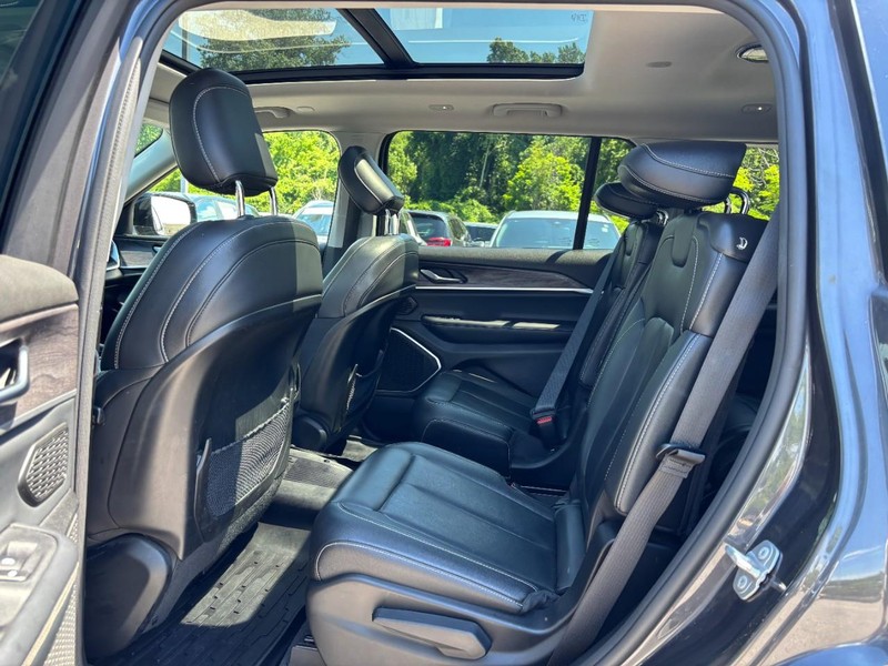 Jeep Grand Cherokee L Vehicle Full-screen Gallery Image 13