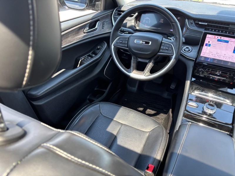Jeep Grand Cherokee L Vehicle Full-screen Gallery Image 14