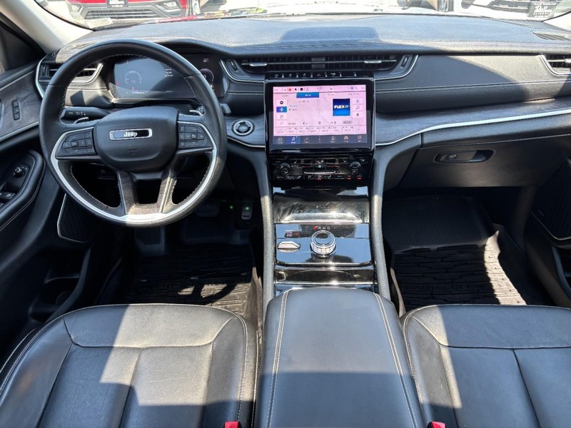 Jeep Grand Cherokee L Vehicle Full-screen Gallery Image 15