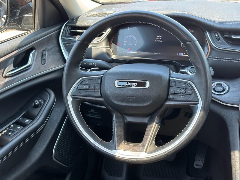 Jeep Grand Cherokee L Vehicle Full-screen Gallery Image 17