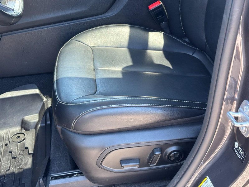 Jeep Grand Cherokee L Vehicle Full-screen Gallery Image 18