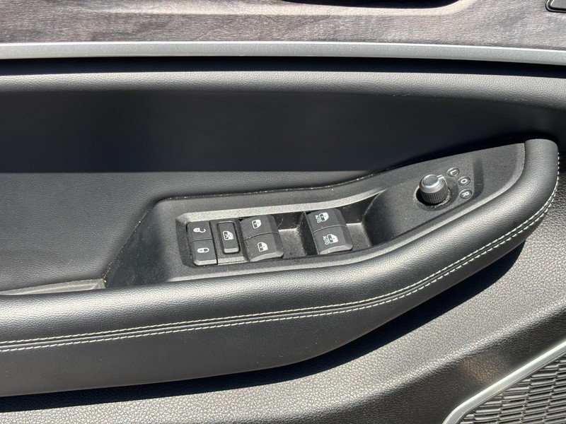 Jeep Grand Cherokee L Vehicle Full-screen Gallery Image 19