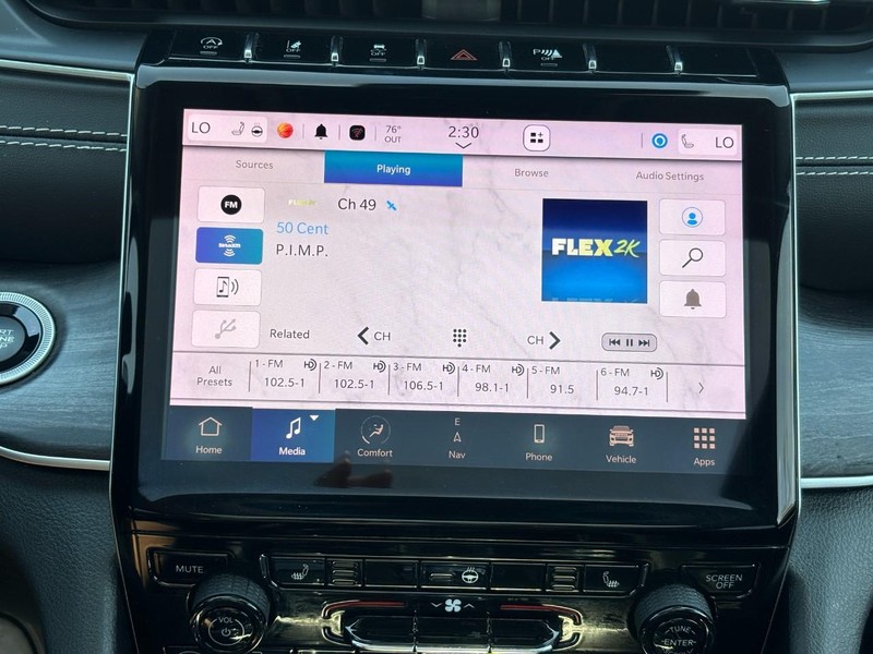 Jeep Grand Cherokee L Vehicle Full-screen Gallery Image 21