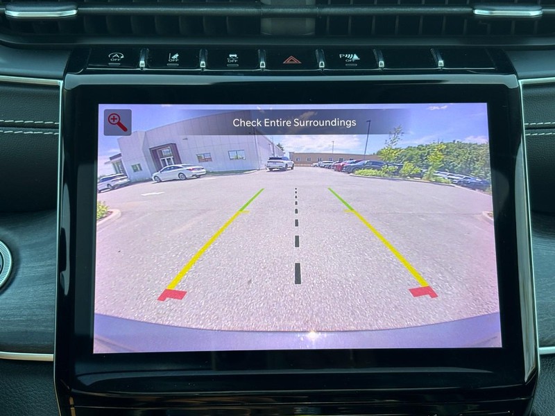 Jeep Grand Cherokee L Vehicle Full-screen Gallery Image 23